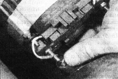 6.5. Адлучыце праводку рэгулятара/шчоткатрымальніка ад задняй часткі генератара - рухавік F3P.