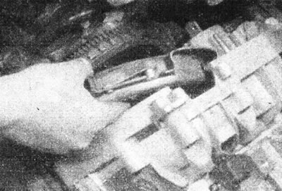 4.3. Зніміце кажух счаплення і дыск з махавік.