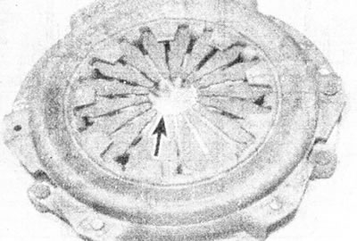 4.6b.... і дыяфрагменную спружыну, асабліва канцы яе сектараў (адзначаны стрэлкай).
