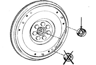 4.9. Усталюеце дапаможную ўтулку ў коленвал адчыненым канцом вонкі.