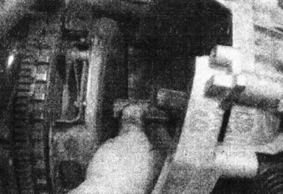 4.15. Адцэнтруйце фрыкцыйную кружэлку, выкарыстаючы адмысловую трубку, якая ўваходзіць у рамонтны…