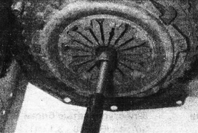 4.17. Выкарыстоўвайце спецыяльны інструмент, каб адцэнтраваць фрыкцыйны дыск счаплення.