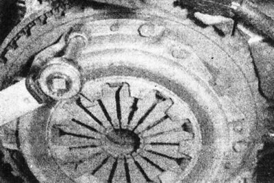 4.18. Зацісніце балты кажуха счаплення.