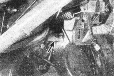 3.7a. Remove the spring clip (marked with an arrow)...