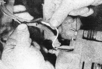 9.2. Адключыце злучальнік электраправодкі датчыка зносу калодак (паказаны суппорт Girling).