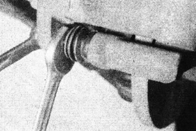 9.19а. Прыслабце балты накіроўвалых штыфтаў, утрымліваючы штыфты двухбаковым гаечным ключом...