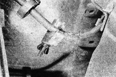 15.3. Перацісніце шланг задняга тормазу спецыяльным заціскам.