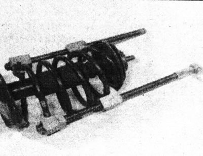 5.2. Сцісніце спружыну стойкі падвескі, выкарыстоўваючы спецыяльны здымнік...