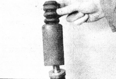 5.9. Усталюеце гумовы пылаахоўны чахол на шток поршня.