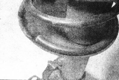 5.10а. Правільнае становішча ніжняга канца спружыны ў апоры.