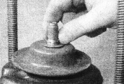 5.12. Усталюеце блакавальны абадок і прымацуеце яго новай клямарам.