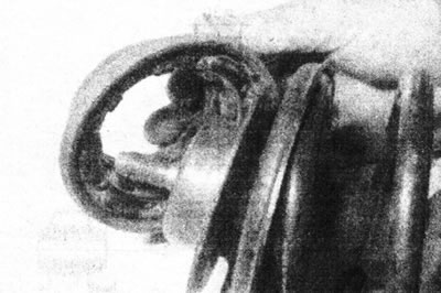 5.13. Усталюеце гумовую падушку на пласціну верхняга мацавання.