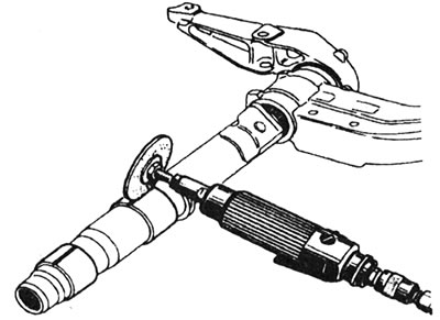 14.7. Зніміце ўнутраныя кольцы падшыпнікаў задняй восі, выкарыстоўваючы шліфавальны круг.