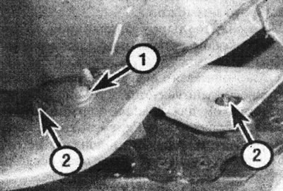 6.8. Боковой монтажный винт переднего бампера (1) и установочные фиксаторы бампера (2) - брызговик…