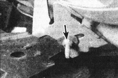 6.9. Нижняя крепежная гайка переднего бампера (отмечена стрелкой) - модели версий «1» и «2».