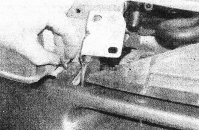 6.19. Снимите верхний крепежный винт бампера - модели версии «3».