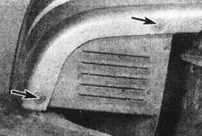 6.27а. Винты крепления брызговика арки левого заднего колеса (отмечены стрелками).