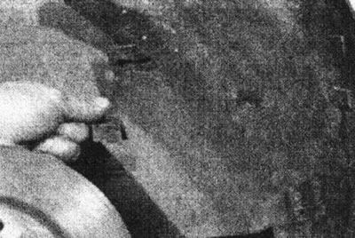 6.27b. Снимите вкладыш арки заднего колеса.