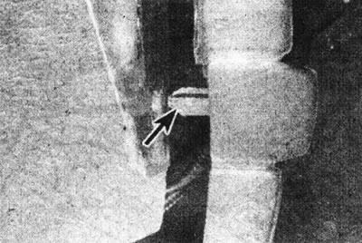 6.30. Фиксатор заднего бампера (отмечен стрелкой), выпущенный из крыла.