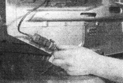 6.31. Отделите половины соединителя электропроводки подсветки заднего номерного знака.