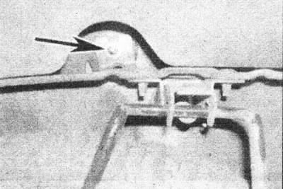 6.34а. Верхняя крепежная гайка заднего бампера (отмечена стрелкой) - модели версии «3».