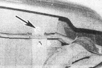 6.34b. Нижняя крепежная гайка заднего бампера (отмечена стрелкой) - модели версии «3».