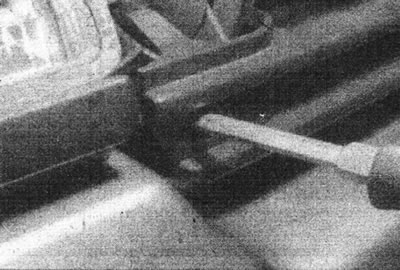 7.2b.... і зніміце шрубы мацавання панэлі рашоткі.