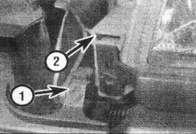 7.3. Выпусціце фіксатар панэлі рашоткі (1) з фары (2).