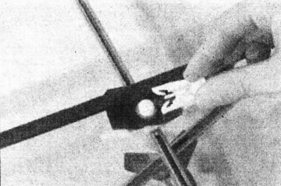 13.4. Зніміце пластыкавы клямар, якая мацуе шкло да блока накіроўвалай - зборка выдаленая для…