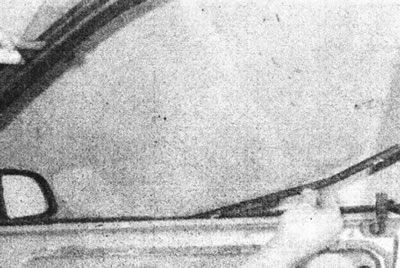 13.7. Зніміце шкло перадпакояў дзверы.