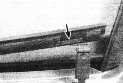 13.10. Прарэз для кнопкі блакіроўкі замка (адзначана стрэлкай) павінна стаяць бліжэй да задняй…