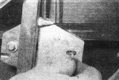 13.17. Зніміце шрубу мацавання шкла задняй дзверы да кранштэйна шклапад'ёмніка.