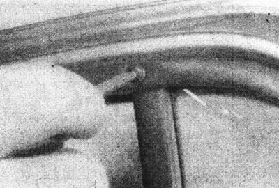 13.18а. Зніміце верхнюю шрубу пад фігурную адвёртку...