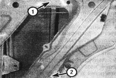 13.18b.... сярэдні ніт (1) і ніжнюю гайку (2)...