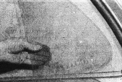 13.19. Зніміце неапускаецца шкло задняй дзверы.