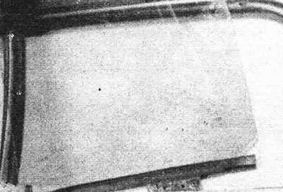 13.27. Падніміце якое ссоўваецца шкло з задняй дзверы.