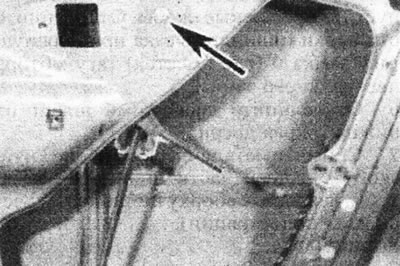 13.35. Зніміце шрубы накіравальнай шкла перадпакояў дзверы - верхняя шруба рэйкі накіравальнай…