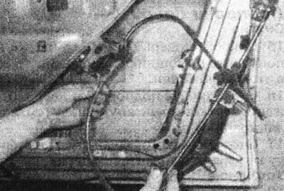 13.36. Зніміце зборку шклапад'ёмніка перадпакояў дзверы.