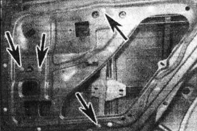 13.44а. Шрубы мацавання зборкі шклапад'ёмніка задняй дзверы (адзначаны стрэлкамі).