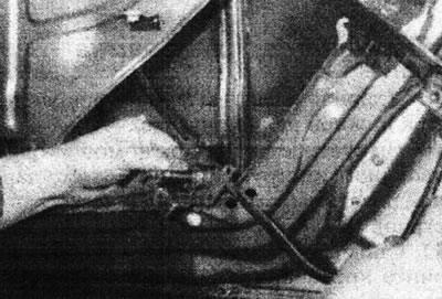 13.44b. Зніміце механізм шклапад'ёмніка задняй дзверы.