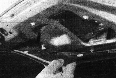 14.3. Зніміце панэль аздаблення дзвярэй багажнага адсека.