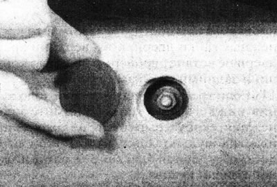 14.7. Зніміце накладку крапежнай гайкі дзвярэй багажнага адсека.