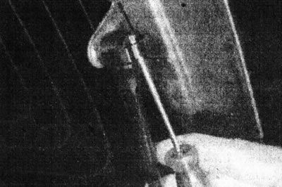 14.16. Адцісніце адвёрткай крапежны клямар падпоркі дзвярэй багажнага адсека.