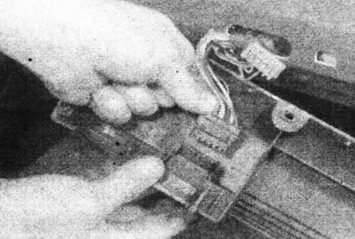 17.3. Адключыце злучальнік электраправодкі выключальніка шклапад'ёмніка.