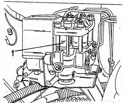 21.2 Modulul hidraulic ABS (1) este montat pe traversa cadrului lângă compartimentul roții din față