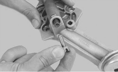 Предупреждение! Пружина редукционного клапана установлена с натягом. Во избежание получения травмы…