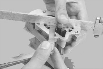 9. Измерьте радиальный зазор между шестернями и корпусом насоса. Он должен составлять 0,110–0,249…