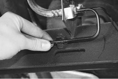 1. Выведите трубку из держателя на рычаге...