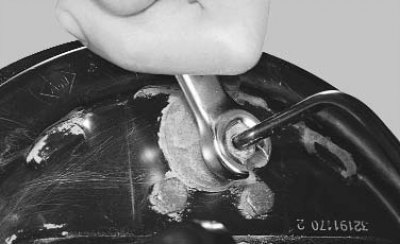 3. Отверните гайки крепления тормозной трубки к наконечнику шланга...