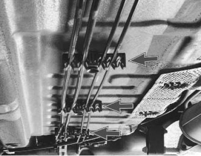 6. После замены трубки удалите воздух из тормозной системы (см. «Прокачка гидропривода тормозной…